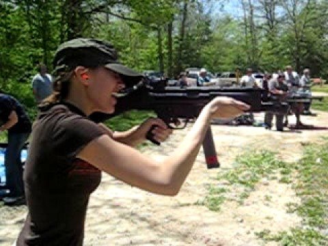 MeLissa shoots the Mp5 in .40 cal