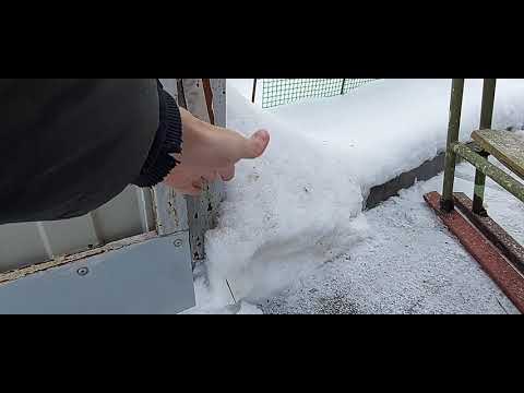 Выдавливает столбы у забора (часть1)