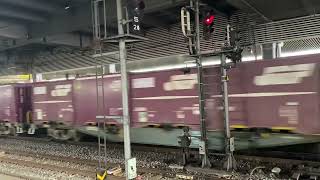 ジョイント音を響かせて岡山駅を通過するJR貨物EF210形貨物列車！