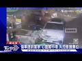 偷車遇到警察 心虛闖市場 失控衝撞攤位｜TVBS新聞 @TVBSNEWS01