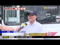 暖!婦人行動不便雨中爬行 公車司機幫抱上車@newsebc