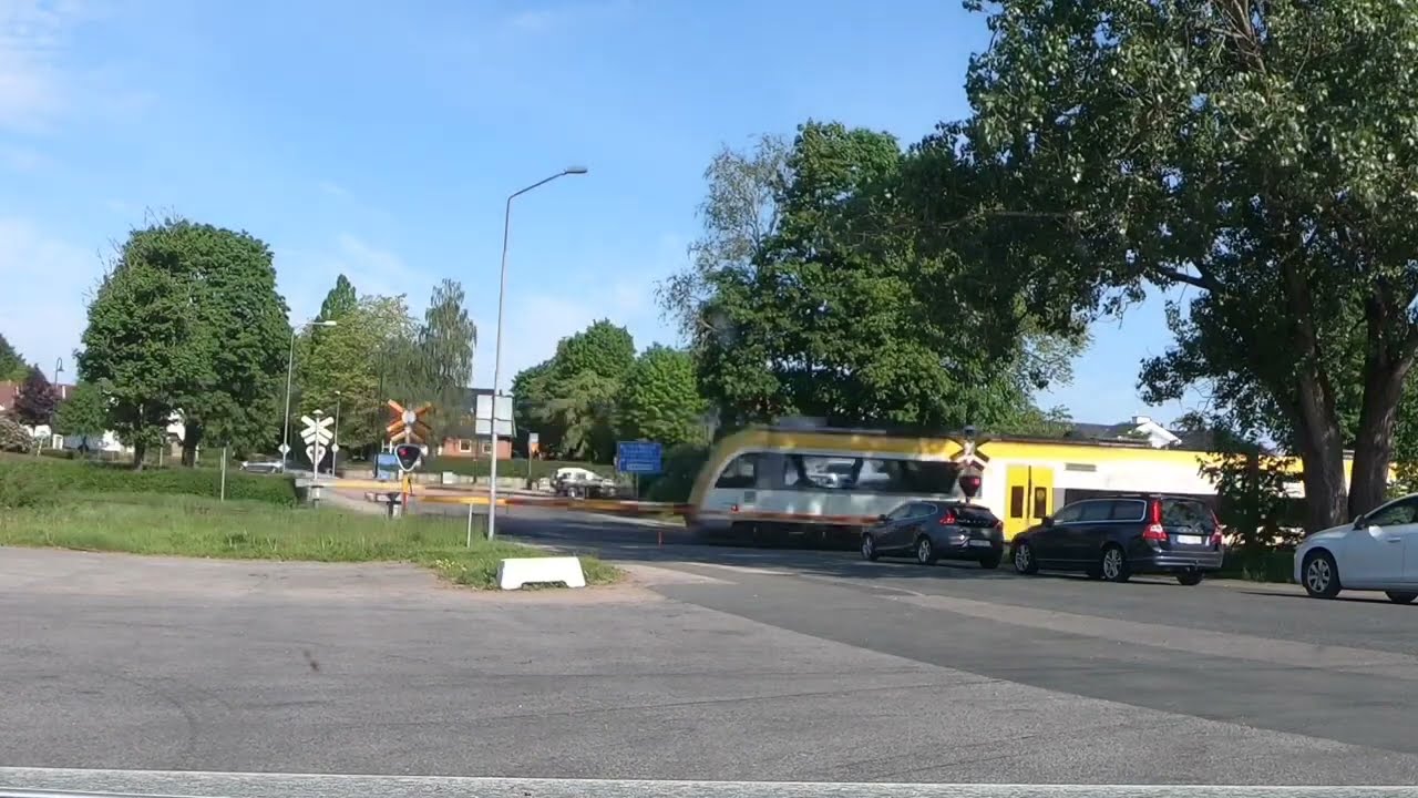 Järnvägskorsning, Smålandsstenar. Krösatåget / Railroad road crossing in Sweden.