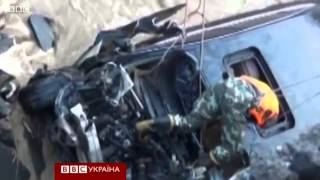 Свадебный кортеж упал в реку вместе с мостом Свадебный кортеж упал в реку вместе с мостом