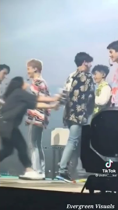 Baekhyun tried his best not to laugh at her 😂😂✨ #weareone #exo
