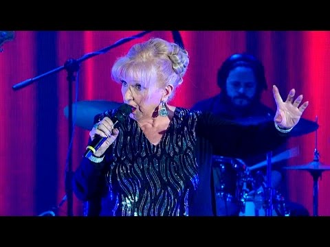 Estela Raval cantó "Apuesta por el amor"