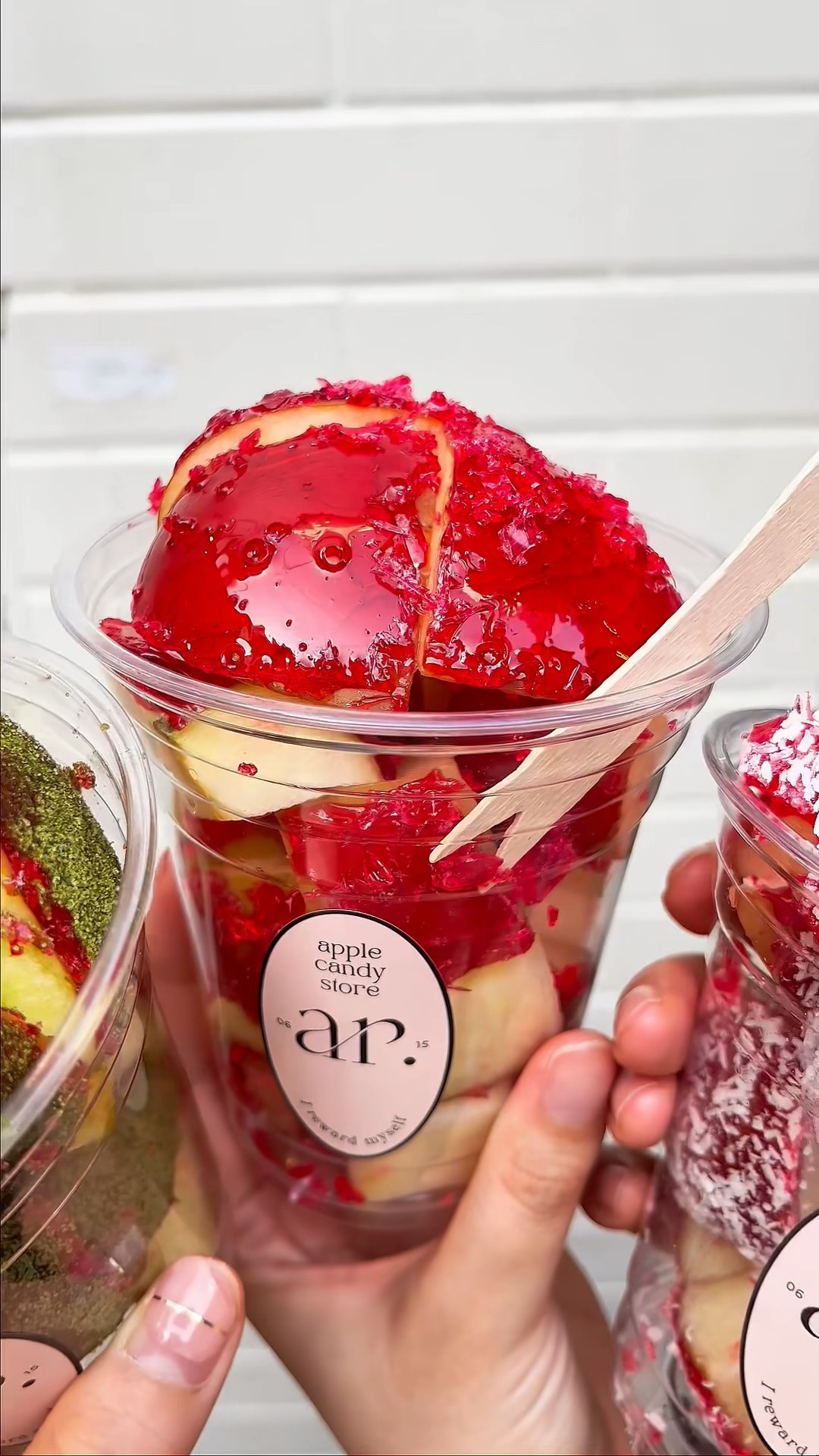 大阪りんご飴】ザクザク食感がたまらない🍎アール大阪アメ村店プレーン