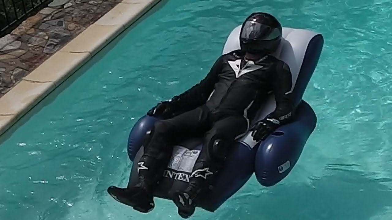 Relax with Dainese Laguna Secca in a poolchair