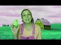 Ms Rachel Hold A Duck And Sing, She Have A Beautiful voice.