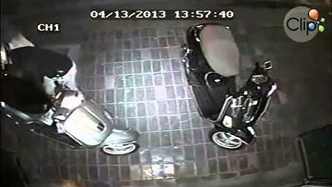 Móc tiền,Iphone từ cốp xe LX trong 3s, rất nhanh nhẹn.