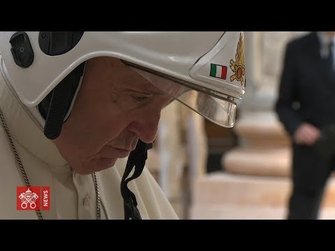 Papa Francesco entra nella cattedrale di Camerino