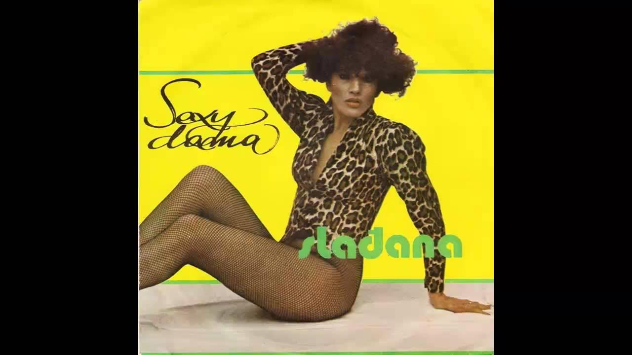 Qizlar ichki kiyimsiz yurishadi