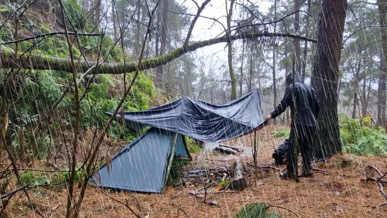 Alone in the Stormy Wilderness – 2 days Heavy Rain Bushcraft Challenge