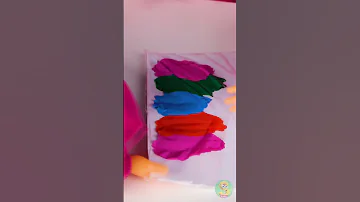 الرسم بأيد صغيرة على دفتر ملاحظات مقاوم للماء 