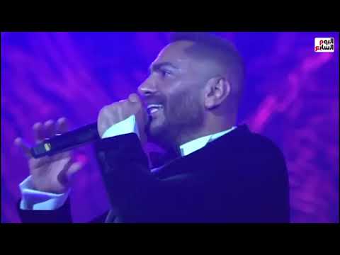 تامر حسني كفاية أعذار يغني و يرقص مع العاملين على مسرح العلمين