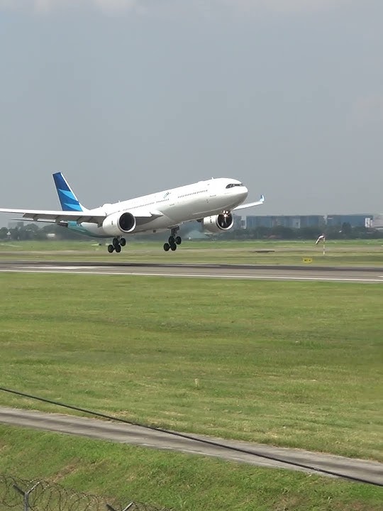 Pesawat Airbus A330 Garuda Indonesia Mendarat di Ruwany 24 Bandara Soekarno-Hatta Jakarta