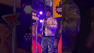 🍎 BIG APPLE 🍎 BOTTOM JEANS! Flo Rida performing for New Year’s Eve in #TimesSquare #HappyNewYear