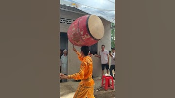 đội trống trầu bằng đầu mà đánh được 3 hồi trống đám tang