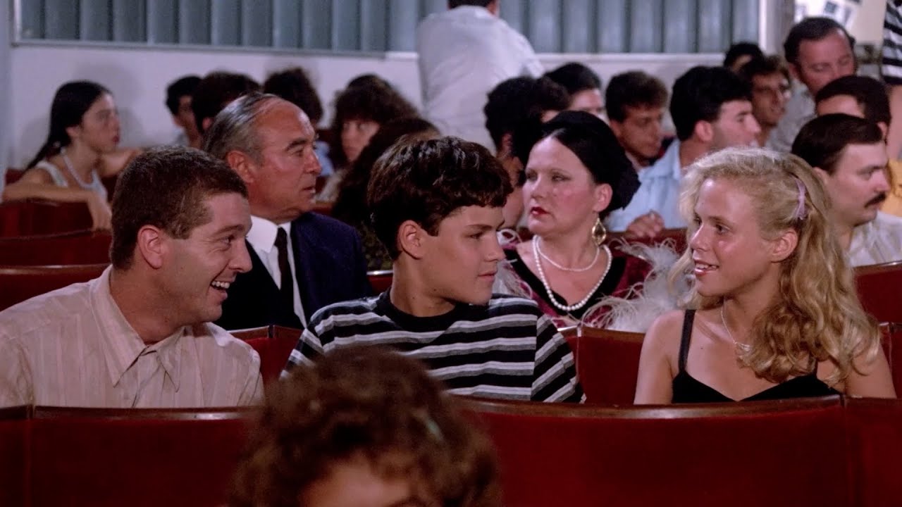 אלכס חולה אהבה - מוטק'ה מפריע בקולנוע