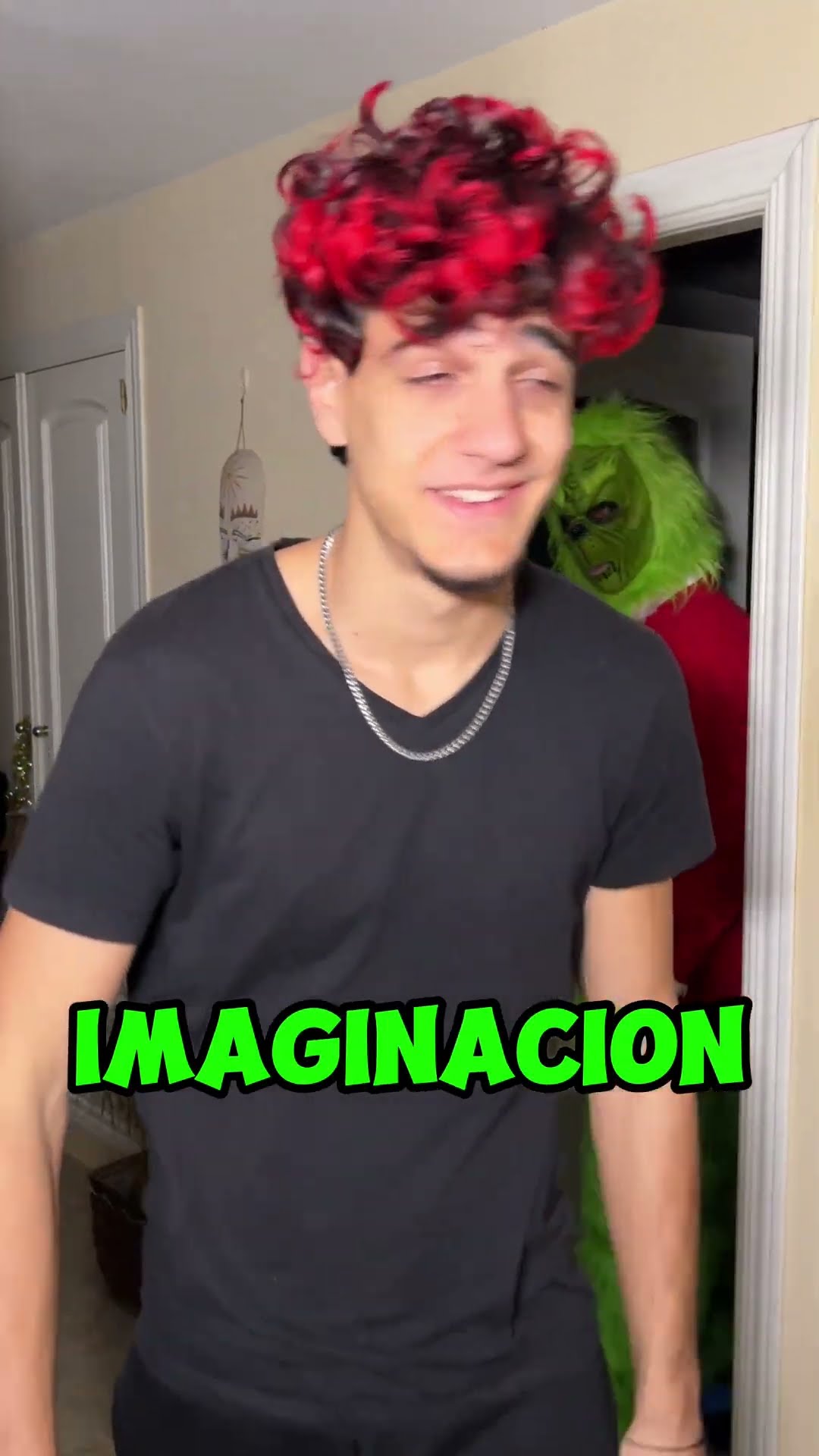 El GRINCH me ha CORTADO el PELO ROJO!