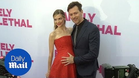 Pregnant Jaime King cradles her bump on red carpet in 2015 - Daily Mail