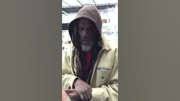 مشرد اجنبى يقراء سورة الفاتحة