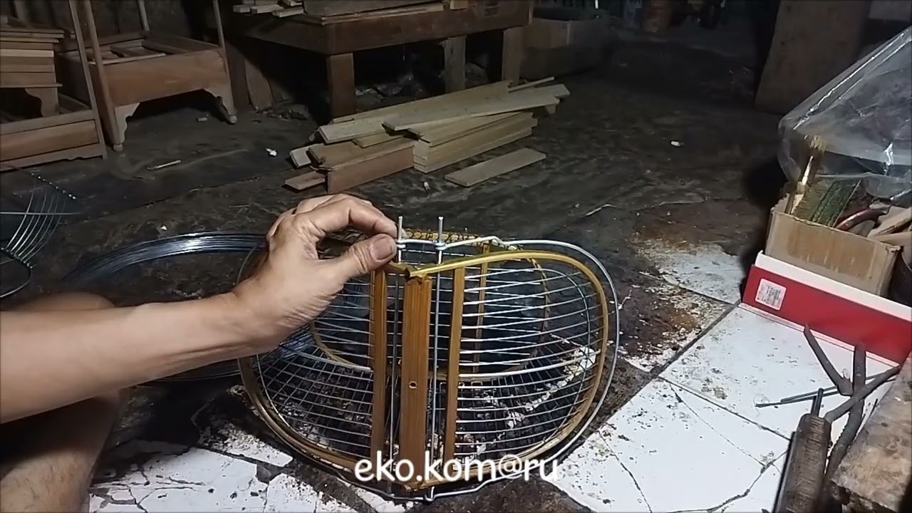 pemasangan bagian jaring di sangkar pikat