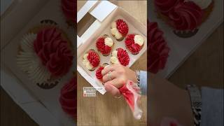 Cupcake Decorating ❤️🤍🧁 #cupcakedecorating #easycupcakes #pipingtips #pipingskills #simplebaking