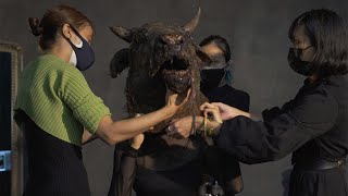 Koki, 牛首をかぶる!? 美背中披露から一転衝撃的な姿に…　「牛首村」SPビジュアルメーキング映像