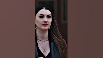 وافتكرت لما جت عيني في عينه سنيني معاه 