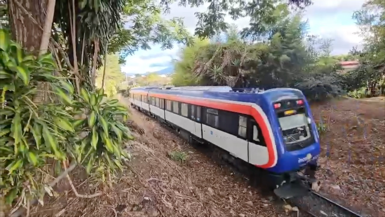 FEC105 and a commuter train in Costa Rica - YouTube