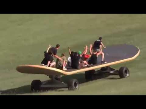 Самый длинный скейтборд. Халф пайп скейт парк. Огромный скейтборд. Самый большой скейтборд в мире. Самый большой скейт в мире.