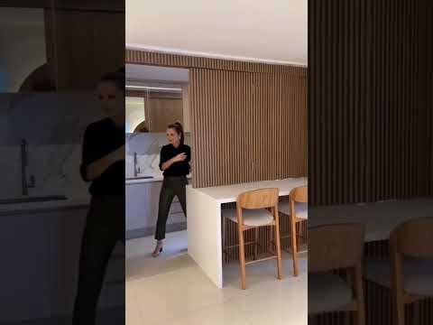 Videó: Csúszó válaszfal a konyha és a nappali között a térbeosztáshoz: előnyei és hátrányai, tervezési lehetőségek