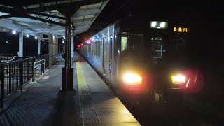 夜の市振駅 ET122形と521系が発着 2019.12.14
