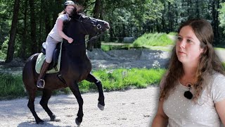 Stute Tritt Nach Ihrer Reiterin Während Sie Im Sattel Sitzt - Reiten Auf Kala Absolut Unmöglich?