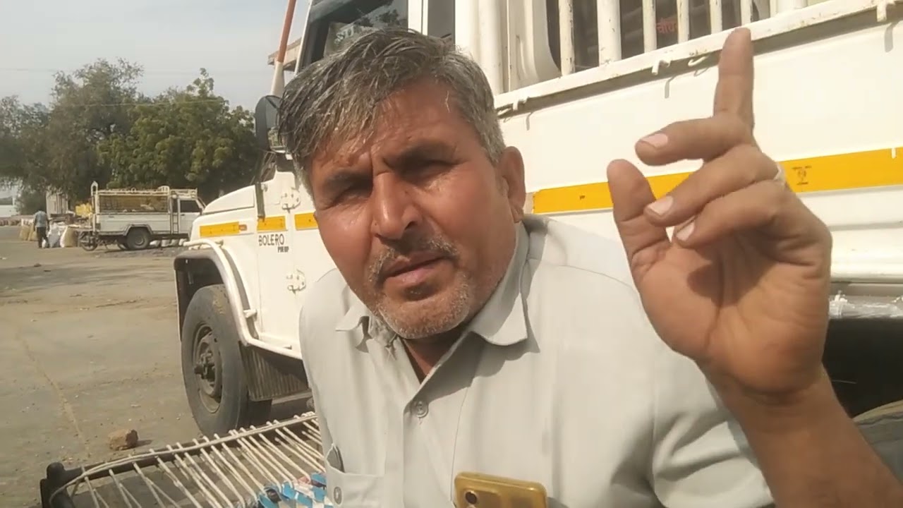 कृषि उपज मंडी धोरीमन्ना के व्यापारी दिनेश जाणी से भावों लेकर चर्चा करते हुए 