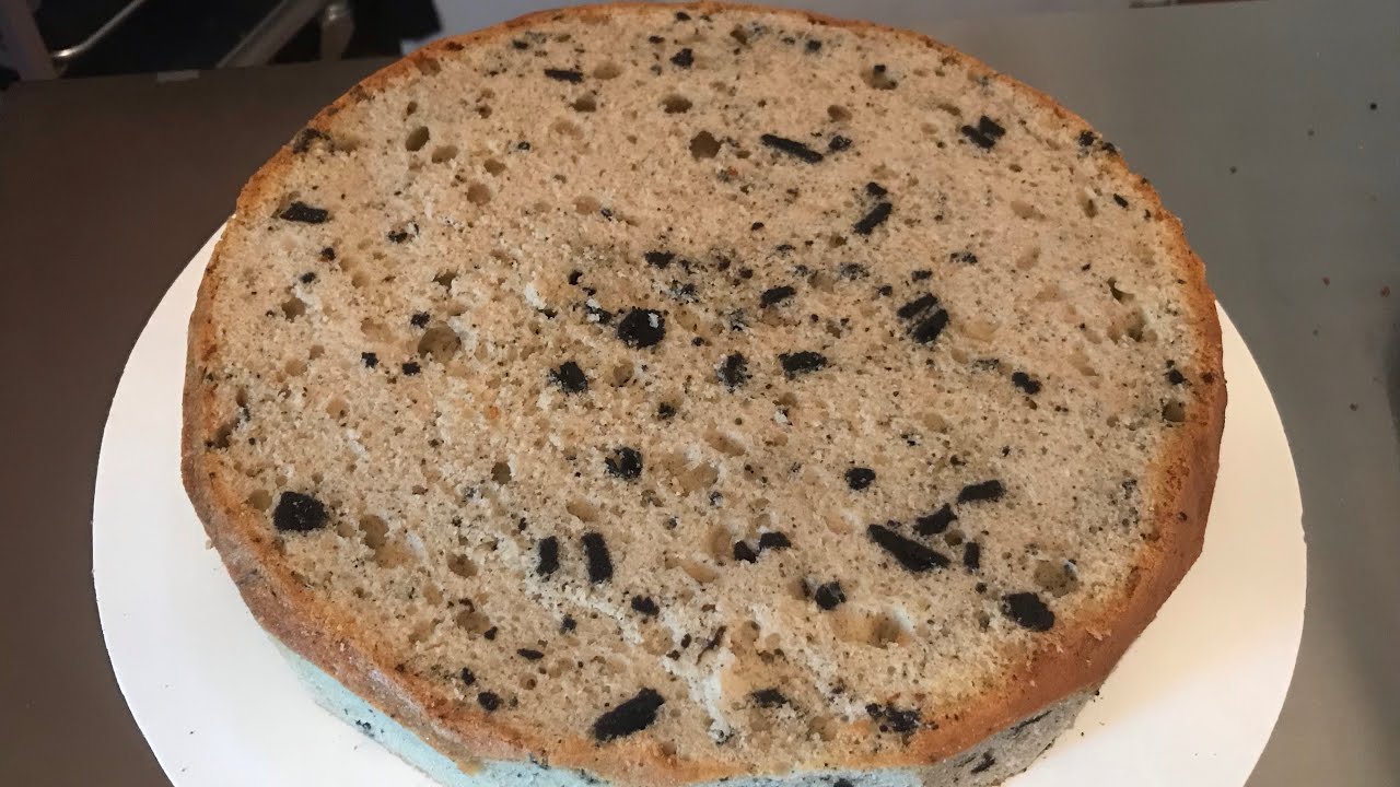 Bizcocho de vanilla modificado a sabor oreo. (De caja modificada )