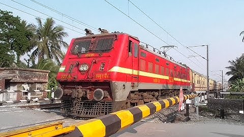 The Red Beast Furious WAP-4 Loco Skip Between Railgate With Speedy ICF Trains | Eastern Railways