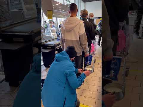 УКРАЛ МОЛОКО в МАГАЗИНЕ! / STEALING MILK in STORE