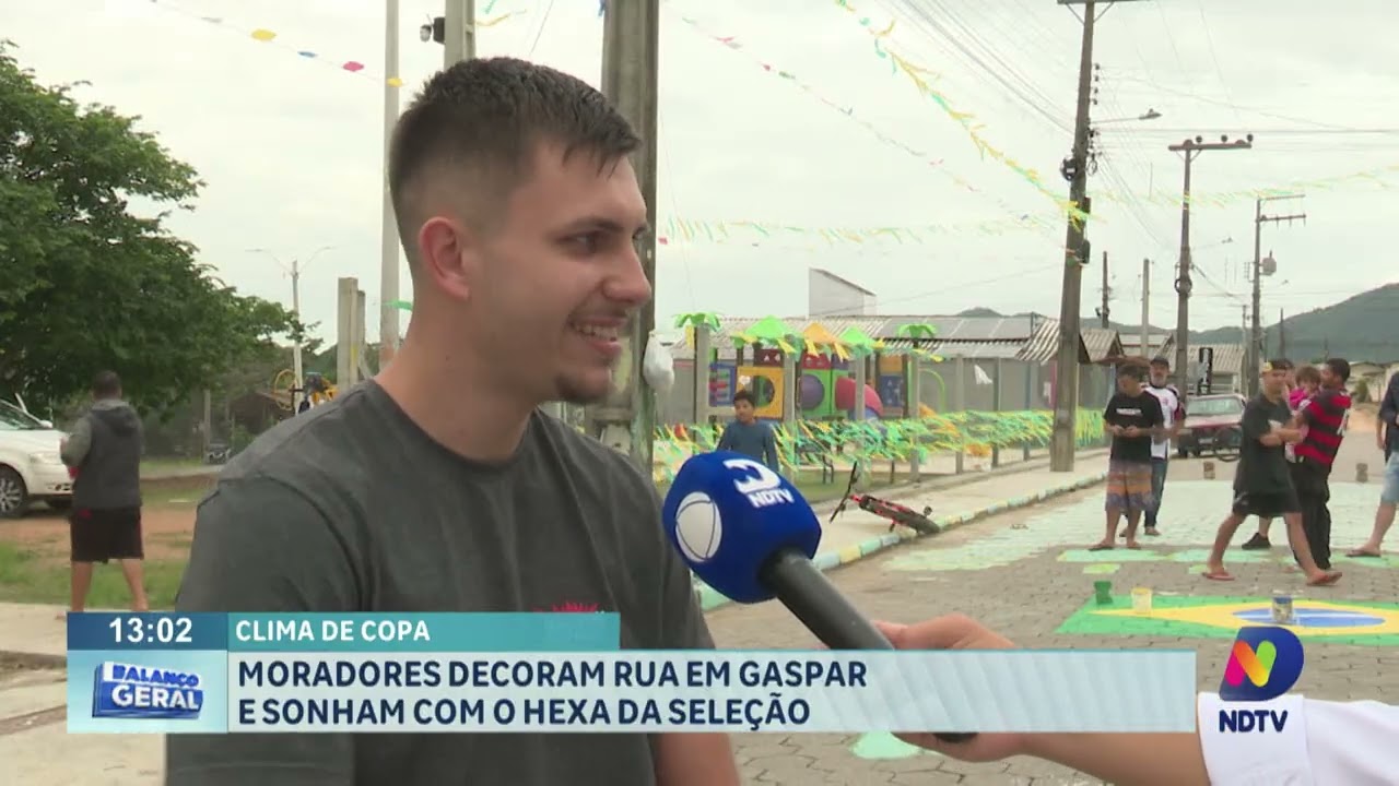 Clima de Copa do Mundo: moradores decoram rua em Gaspar e sonham com o hexa no mundial