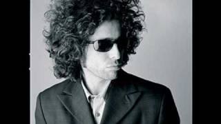 Video thumbnail of "Andrés Calamaro - Elvis está vivo"