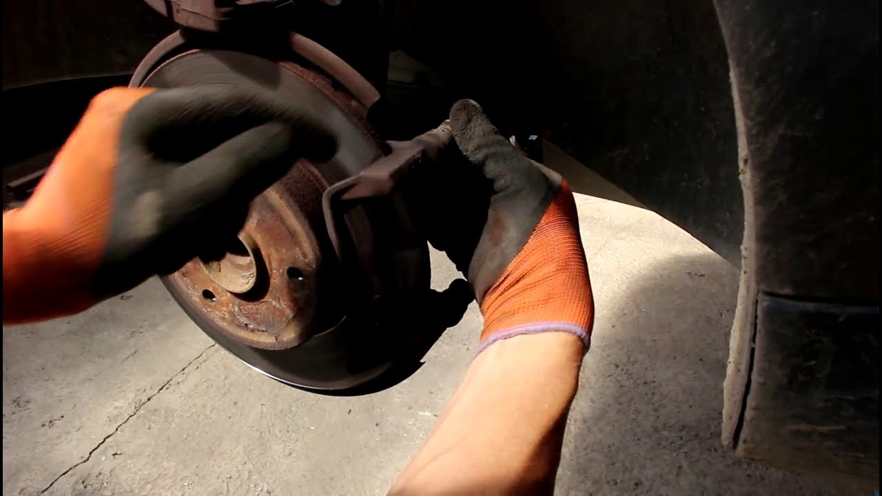 Замена передних тормозных колодок на Mercedes Smart Fortwo 451 Смарт Форту 2010 года 0,8 дизель