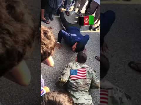مسابقه سینه کشی یک جوان افغان همراه با جوان          آمریکایی