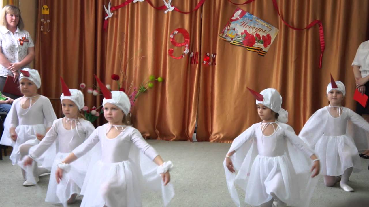 Детский танец на день победы. Танцевальный костюм журавля. Костюм журавля для девочки для танца. Костюмы для танцев в детском саду. Танцы в детском саду.
