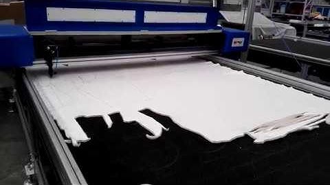 Máy cắt tự động bằng tia LASER cắt vải có lông làm thú bông