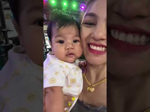 แม่นุ่นพาน้องเพลงพิณมาดูพ่อเบสเตะบอล คนเยอะหนูชอบมากค่ะ ไม่งอแงเลย