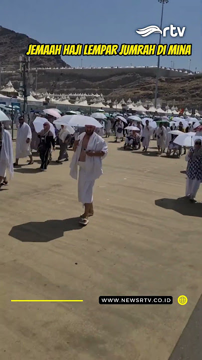 Jemaah Haji Lempar Jumrah di Mina