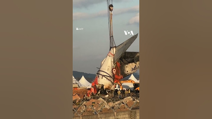 South Korea begins lifting Jeju Air tail wreckage after fatal crash  | VOA News #shorts