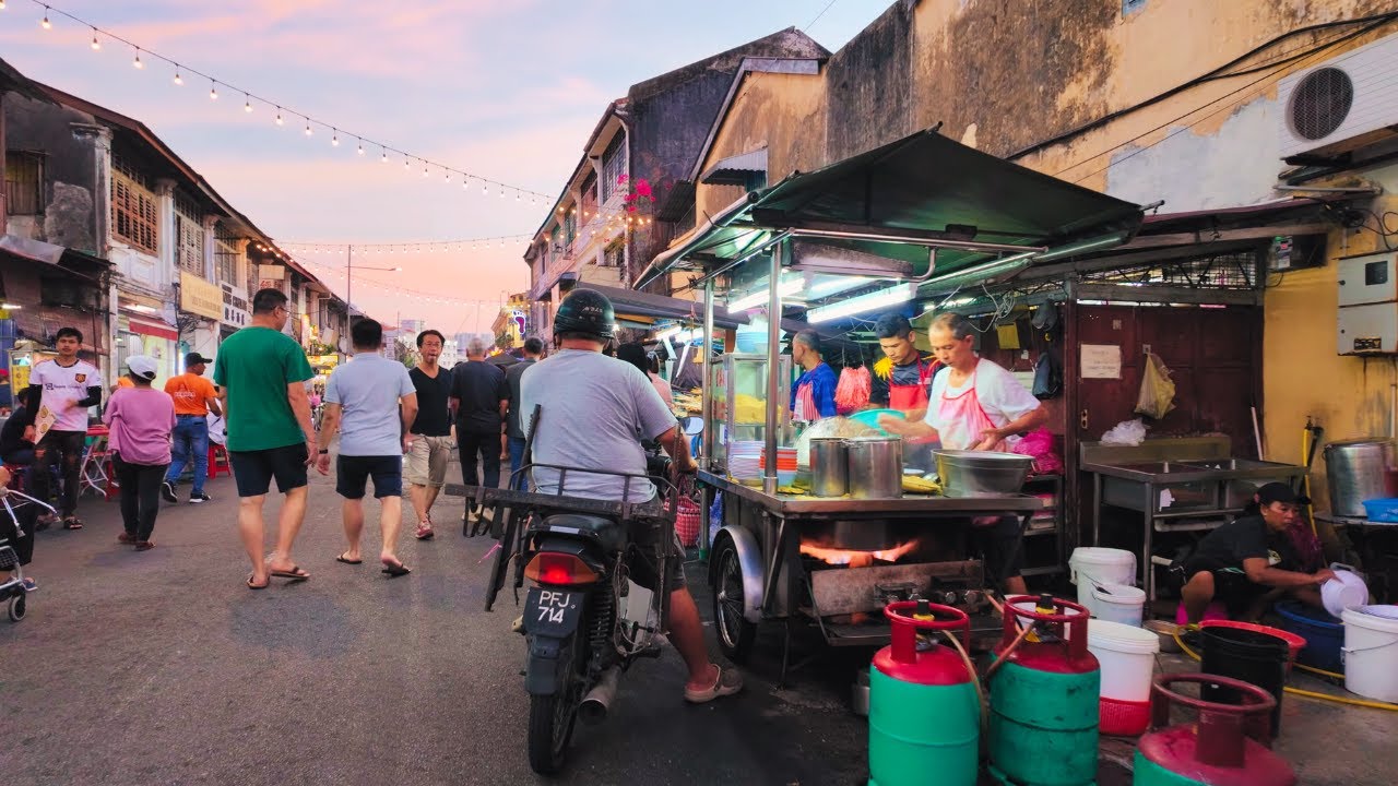 🇲🇾 [4K] Sunset at Penang’s Nightlife Hub | Love Lane Bars & Chulia Street Food | July 2025