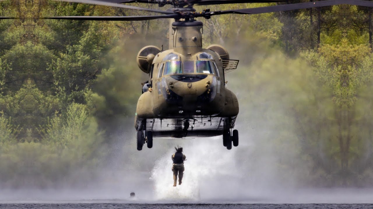 Tropas filipinas e americanas realizam manobras de helocasting na selva em Fort Magsaysay