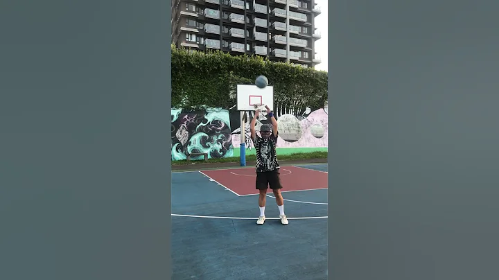 設想是等邊三角形 , 肩膀是左右對等角；另外一個夾角對向籃網！參考前次進攻撞擊點，決定後續以左或右當支點調整另一波攻擊方向！決定肩膀一邊為支點，另一腳站位調高或低 #streetbasketball - 天天要聞